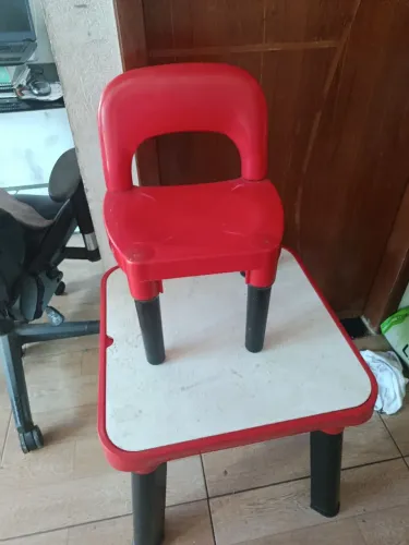 Mesa infantil com porta objetos e cadeira