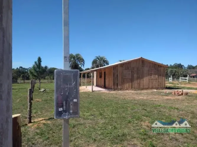Velleda oferece fantástico sítio com casa, em Águas Claras, aceita entrada 80 mil