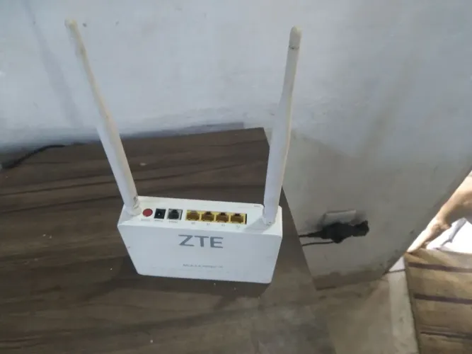 Vendo  um roteador semissextil novo 2 antenas ZTE multilaser 
