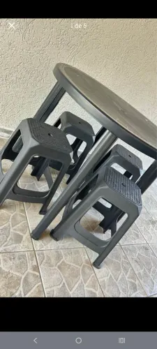 Mesa plastico com 4 banquetas
