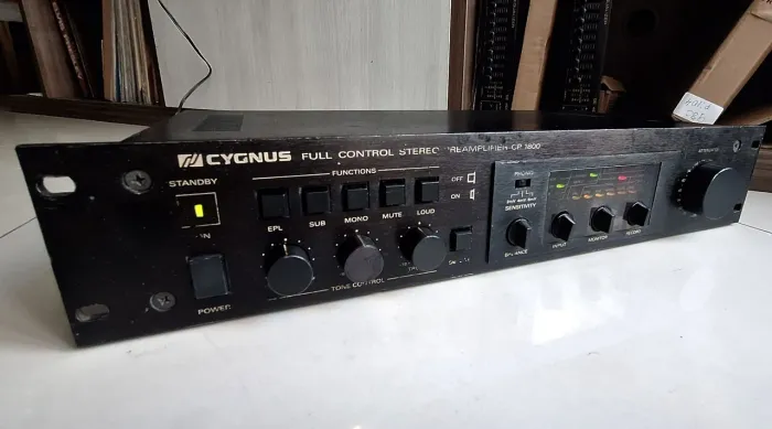 PRÉ AMPLIFICADOR STEREO CYGNUS CP 1800