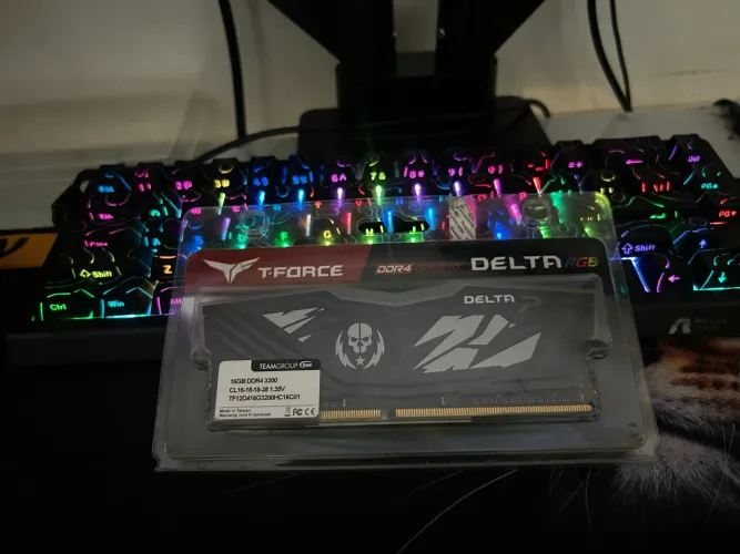 Memória T-Force Delta RGB 16GB 3200MHz