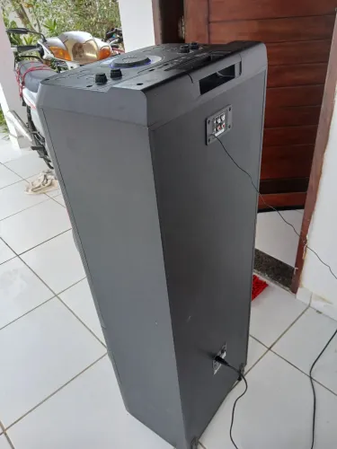 Vende-se uma torre de som da marca pulsen 2.300 w de potência