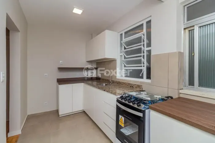 Apartamento 02 quartos, zona norte, totalmente reformado e semi-mobiliado.