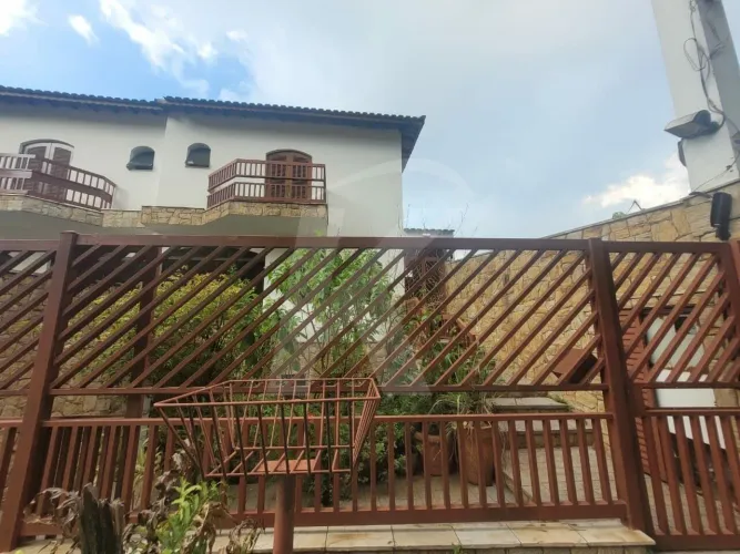 Sobrado de 3 dormitórios, 1 suíte, 5 vagas e 236m2 de área construída no Tucuruvi