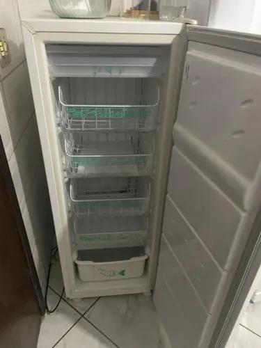 Freezer semi novo