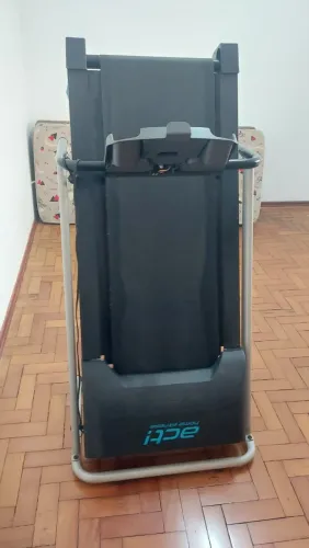 Vende-se esteira com pouco tempo de uso em bom estado de conservação. 