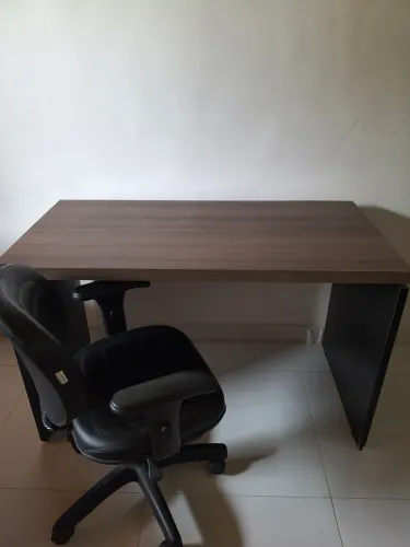 Vendo Conjunto de mesa e cadeira de Brinde um quadro.