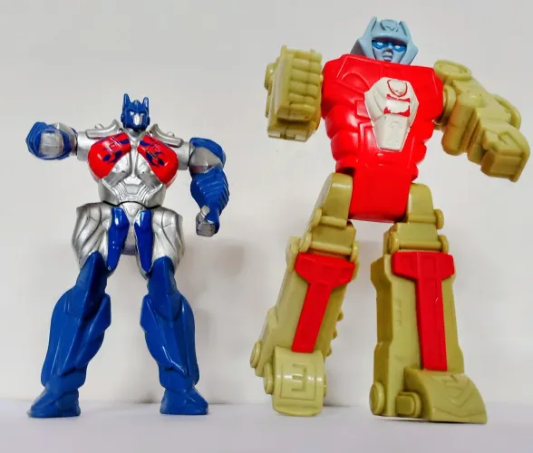 Bonecos Transformes Optimus Prime e Robô 