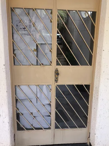 Vendo porta de ferro duas folhas com detalhe em vidro. Medidas: 2,50 X 1,40.