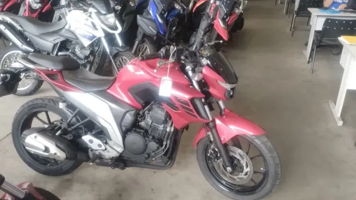 YAMAHA FZ 25 VERMELHA 2023 SHALON VEICULOS CARIACIA