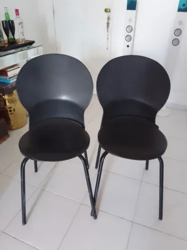 Vendo duas cadeiras ,em plástico super resistente,com pernas em ferro
