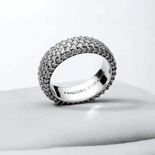 Anel Pandora original em prata 925 (ALE), modelo pavê largo, totalmente cravejado 