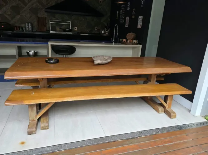 Mesa com bancos área gourmet em madeira maciça.Conservada