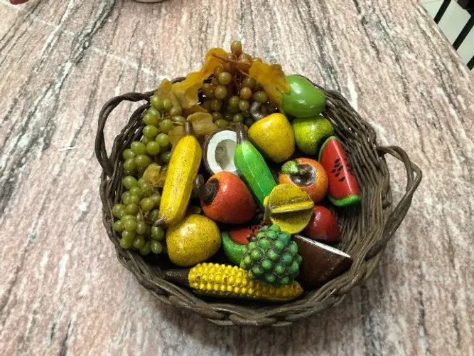 Cesta Antiga de Frutas dos Anos 70 - Cipó Artesanal, Cerâmica Pintada à Mão e Uvas