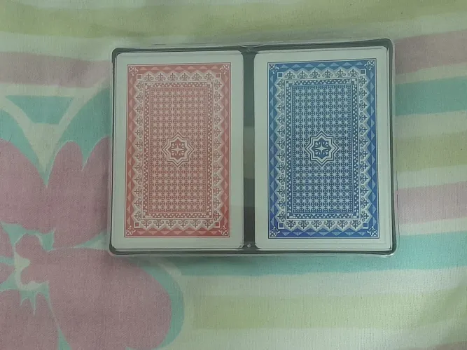 Baralho de cartas de poker azul e vermelho