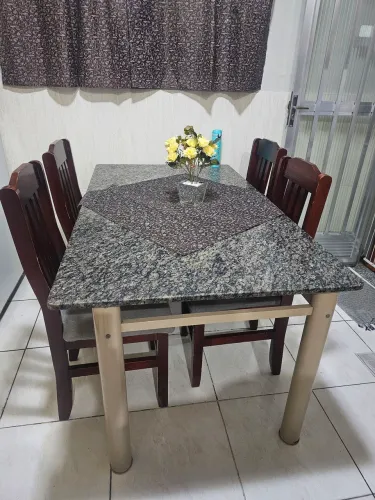 Mesa cozinha com 4 cadeiras acolchoadas 