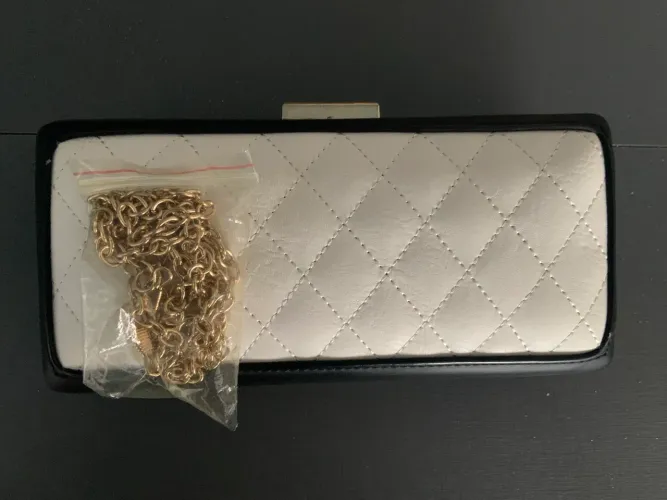 Bolsa versátil e moderna branca e preta com alça e pequenas avarias