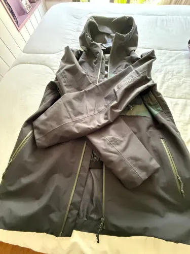 Jaqueta Impermeável Oakley Preta com estampa camuflada na parte inferior