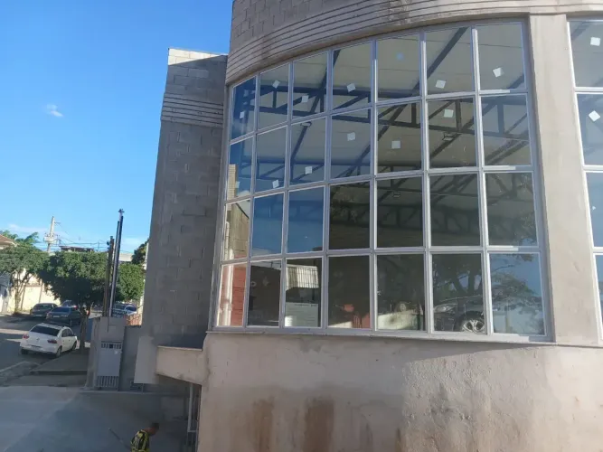 ALUGUE UM LOJÃO DE 393m², 2 PAVIMENTOS. NA AV.DOS ANDRADAS, BAIRRO STA.EFIGÊNIA. B.HTE-MG