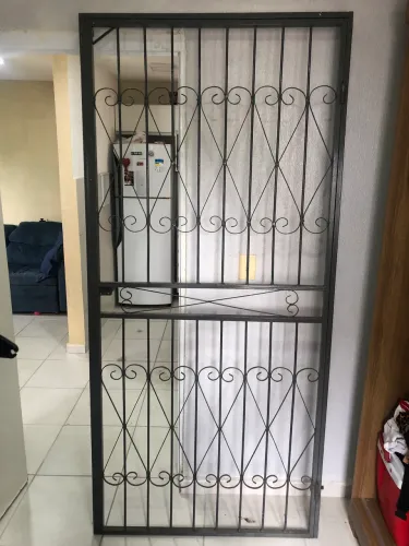 Portão gradeado