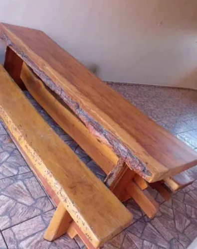 Linda mesa de jacarandá com dois bancos