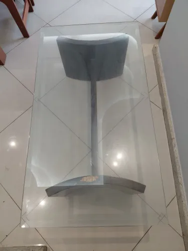 Mesa de centro elegante com tampo de vidro e base de madeira