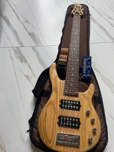 Contra Baixo Eagle 6 cordas com Capa e Cuvave