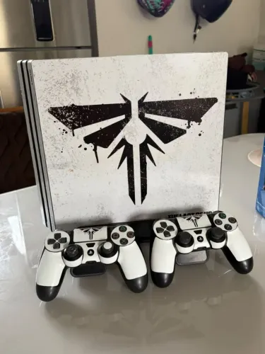 PS4 PRO 1T + 4 CONTROLES E 4 JOGOS