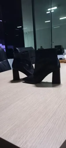 Bota de Couro Confortavel marca: Arezzo