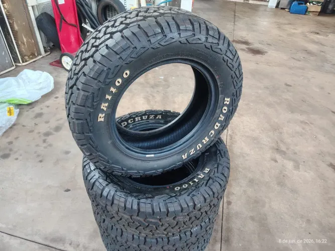 Pneus 205/70/15 muito novo