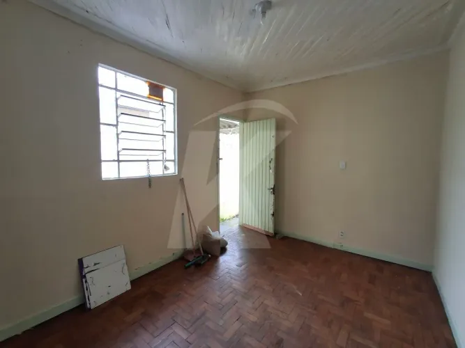 Casa com 2 quartos, sala, cozinha, banheiro, área de serviço, 1 vaga de garagem.