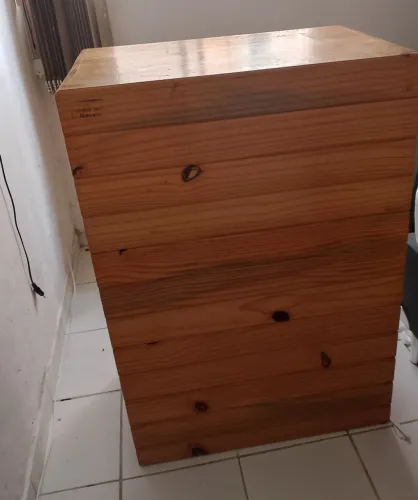 Recepção em pinho envernizada 