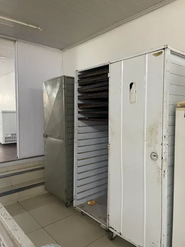 Armário pão com 20 assadeiras