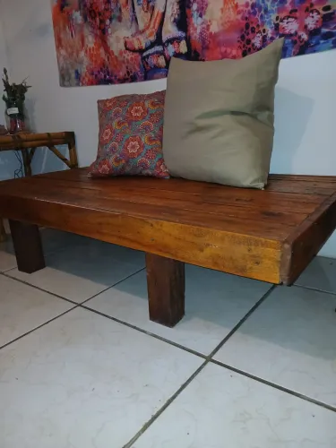 Banco/assento de pallet em madeira maciça com acabamento envernizado. 