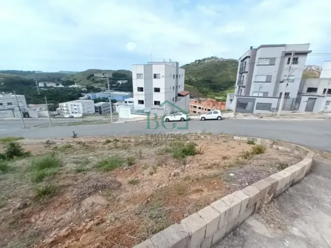 Terreno de esquina à venda em bairro residencial em Poços de Caldas