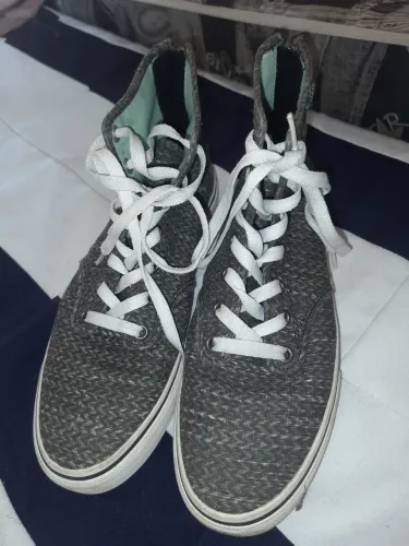 Tênis vans e arezzo 85,00 cada