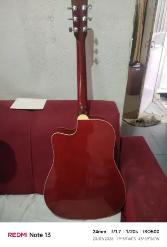 Vendo violão Hofman corda de aço, não é elétrico precisa trocar o acordoamento