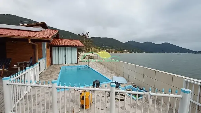 Casa de 345m², pé na areia, no Ribeirão da Ilha - Florianópolis/SC.