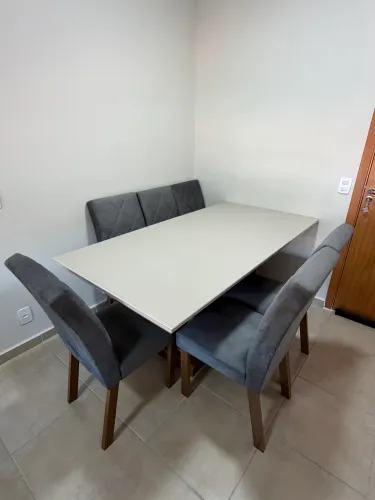 Vendo mesa com 6 cadeiras, em perfeito estado.