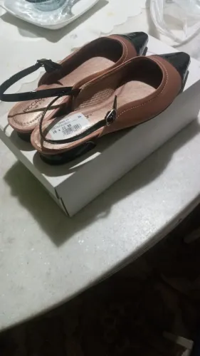Vendo essa sandália número 36 nova confortável.