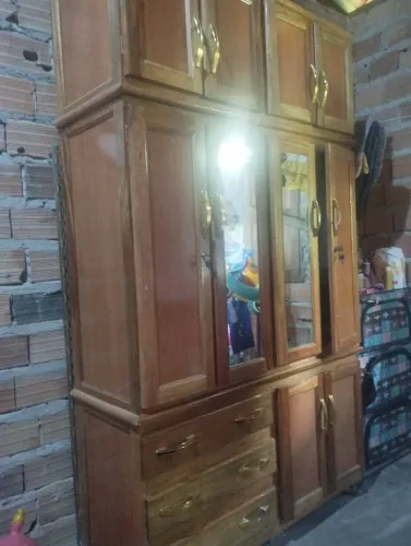 Guarda roupas semi novo, ótimo estado com rodinhas.