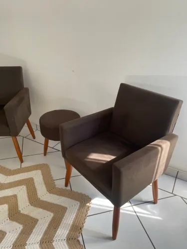 2 Poltronas e Puff Marrom Sala de Estar