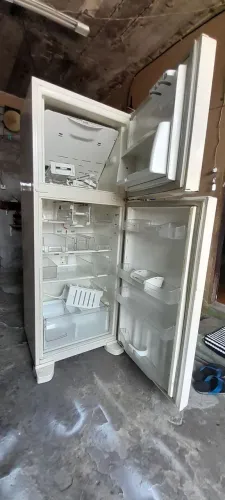 Geladeira com avaria. Defeito.
