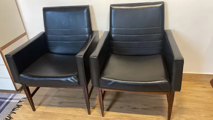 Par de poltronas couro anos 70