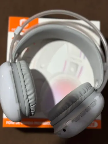 Fone com luzes RGB Bluetooth