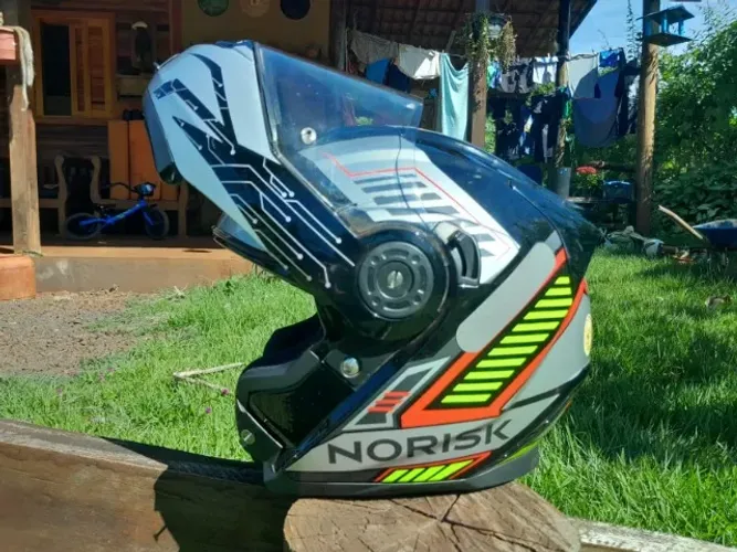 CAPACETE NORISK FF345 CHARGE PRETO PRATA E VERMELHO