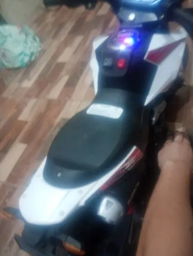 Motinha eletrica ,vai com o carregador,ela de criança de3 a 6 anos