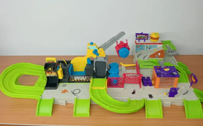 Posto , lanchonete , ferro velho trash wheels trash pack