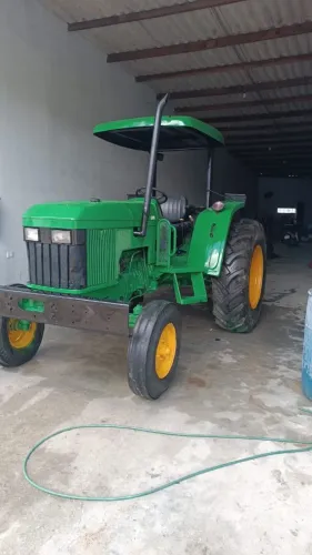 Trator John Deere 5600 - 4x2 - Ano 2000